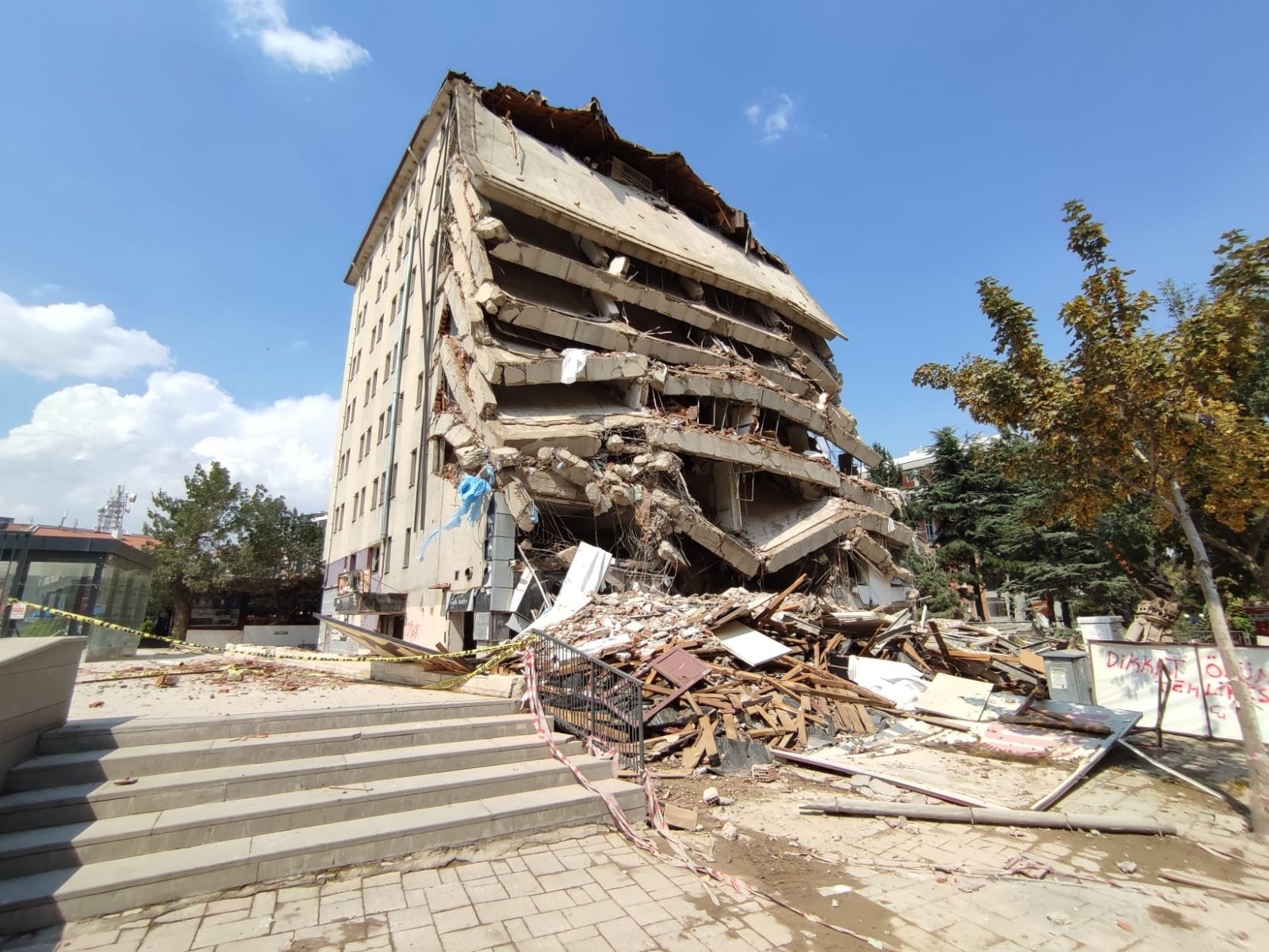 Afyonkarahisar’da kontrolsüz yıkım korku dolu anlar yaşattı