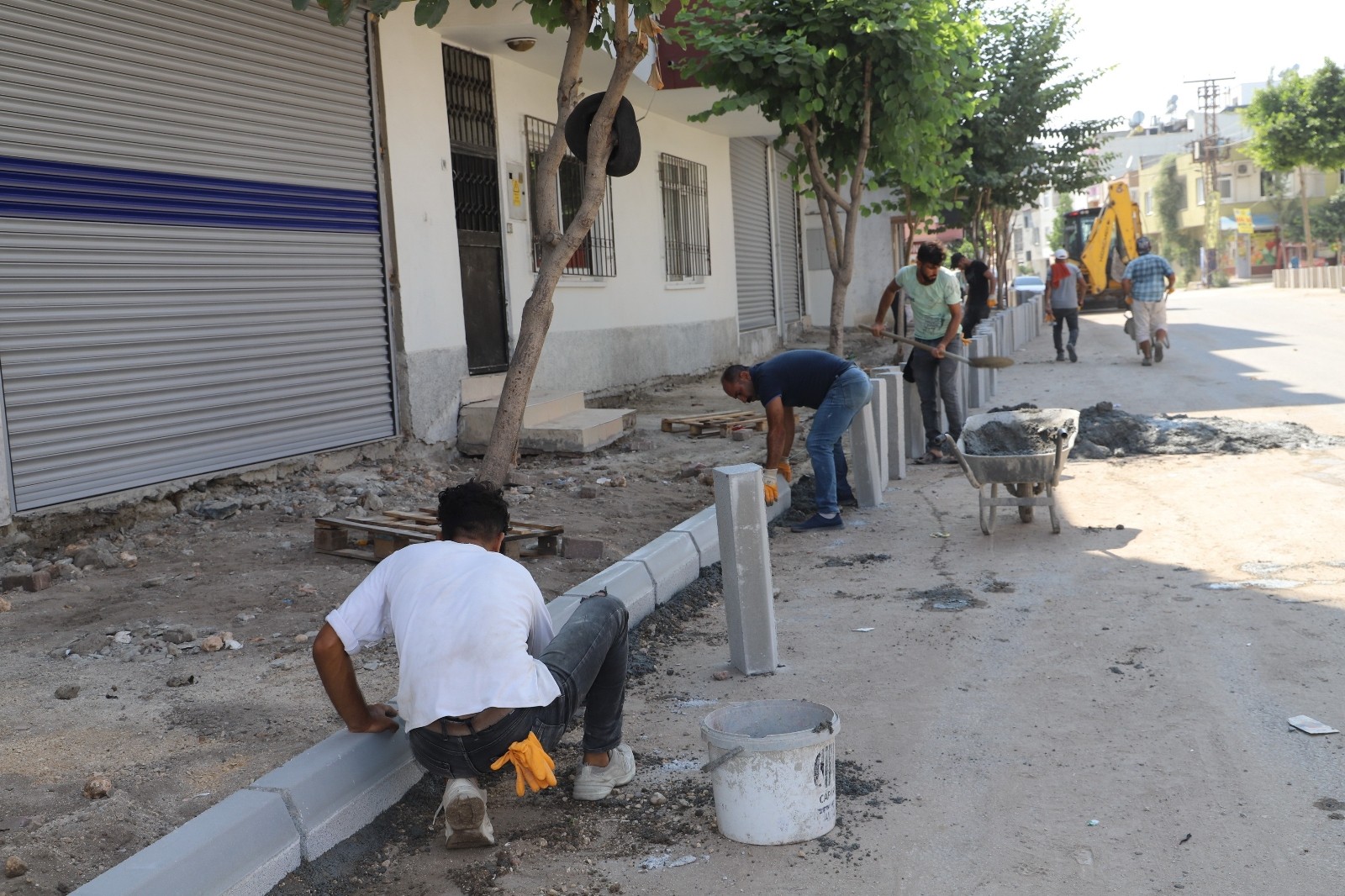 Akdeniz ilçesinde asfalt ve kaldırım çalışmaları sürüyor
