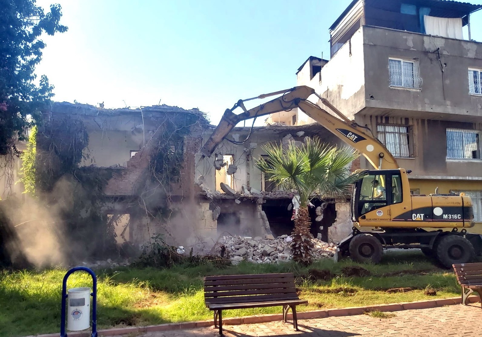 Akdeniz’de tehlike oluşturan binalar yıkılıyor