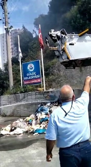 Alaplı’da seyir halindeki çöp kamyonu yandı