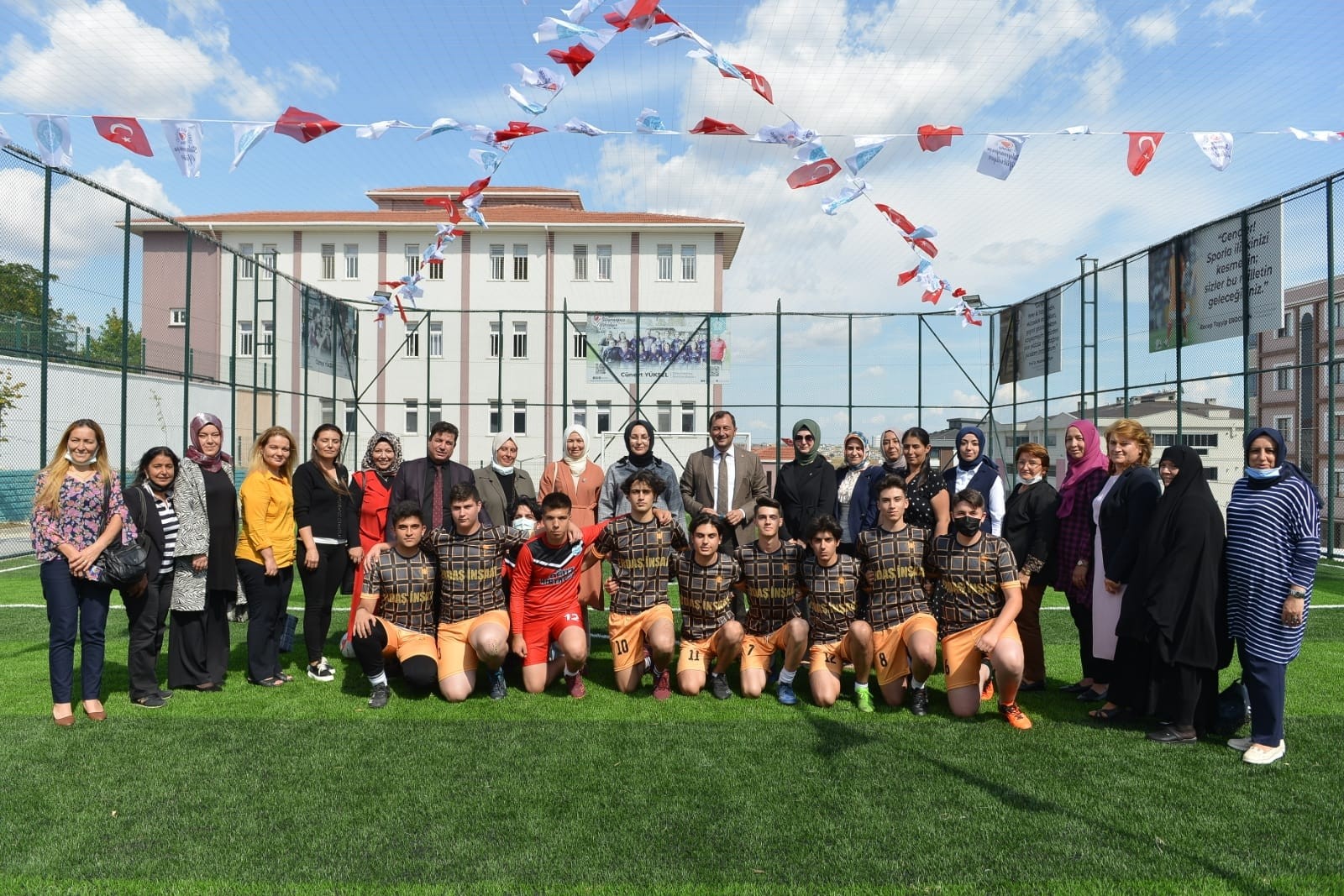 Anadolu İmam Hatip Lisesi’nde halı saha tesisleri törenle açıldı