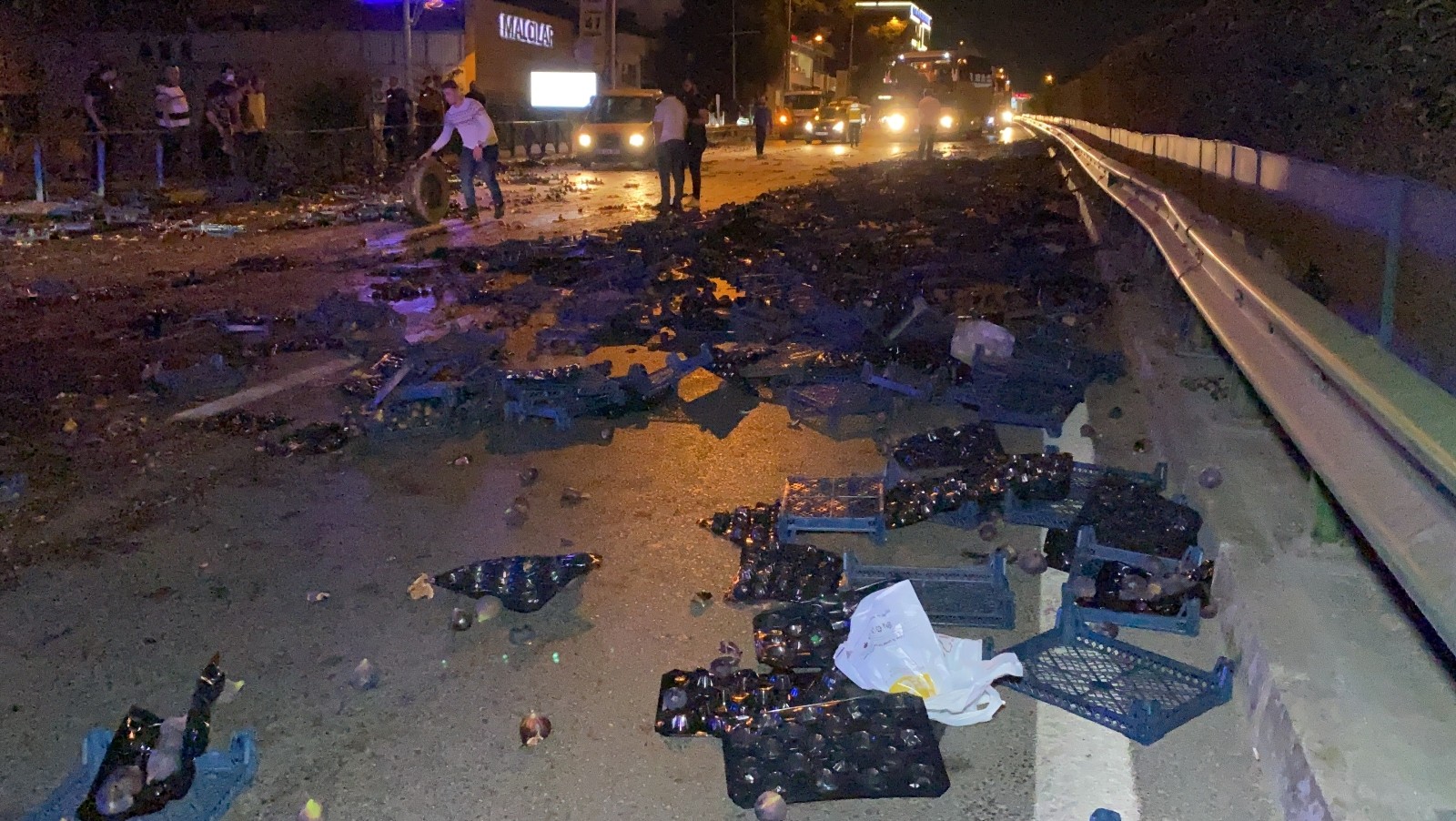 Bursa’da otomobil ile incir yüklü kamyonet çarpıştı : 2 yaralı