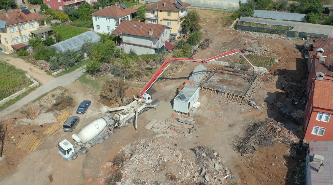 Çandır’da evi küle dönen 85 yaşındaki Ayşe teyzeye yeni ev inşa ediliyor