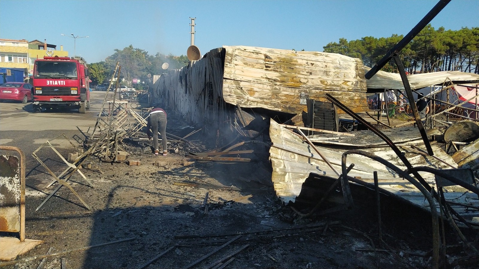 Edirne’de pazar yerinde çıkan yangında 9 iş yeri ağır hasar gördü
