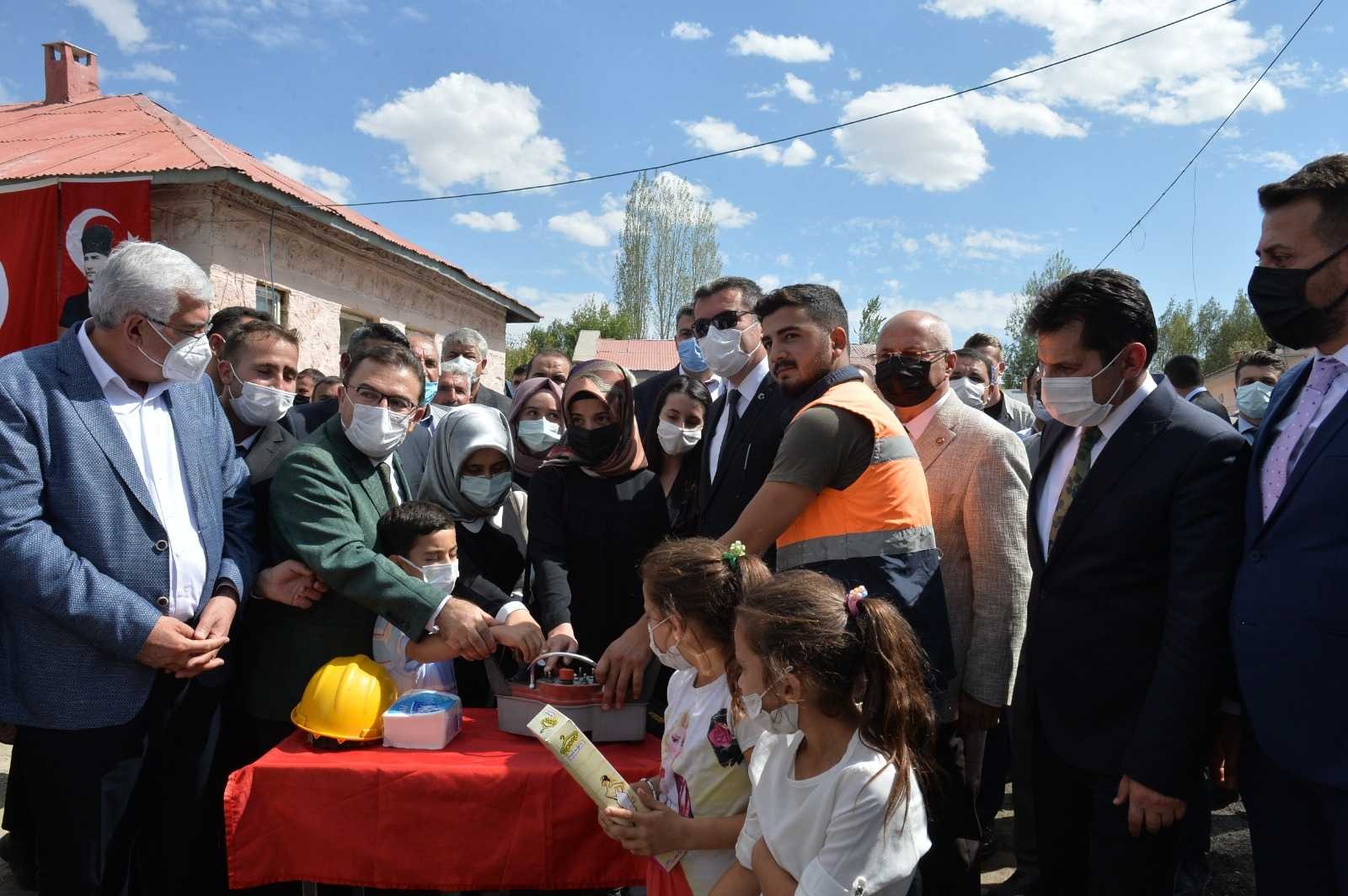 Erzurum’da 4 ilçede 4 okulun temeli atıldı, yapımı tamamlanan bir okul hizmete açıldı