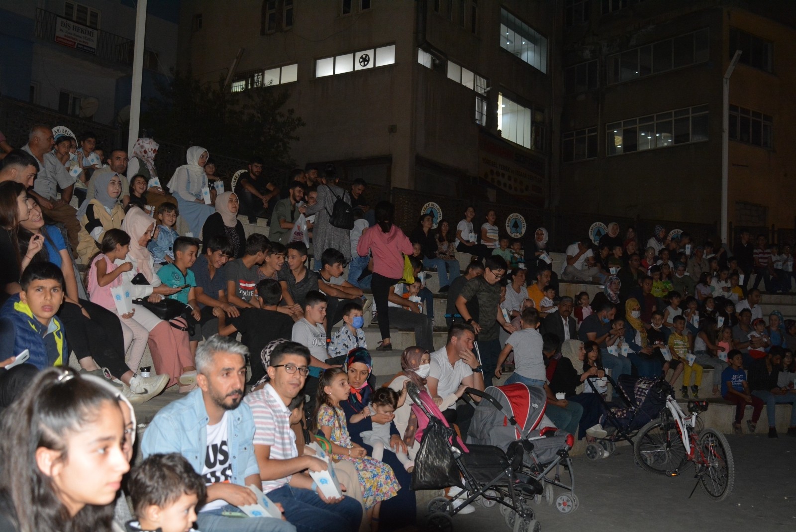 Hakkari’de açık hava sineme günlerine yoğun ilgi