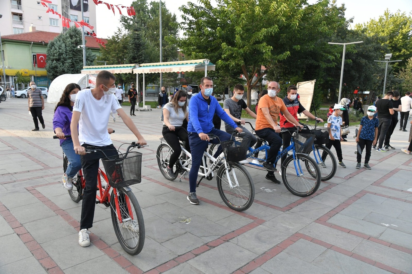 Isparta’da görme engelliler ‘sporda engel yok’ diyerek, pedal bastılar