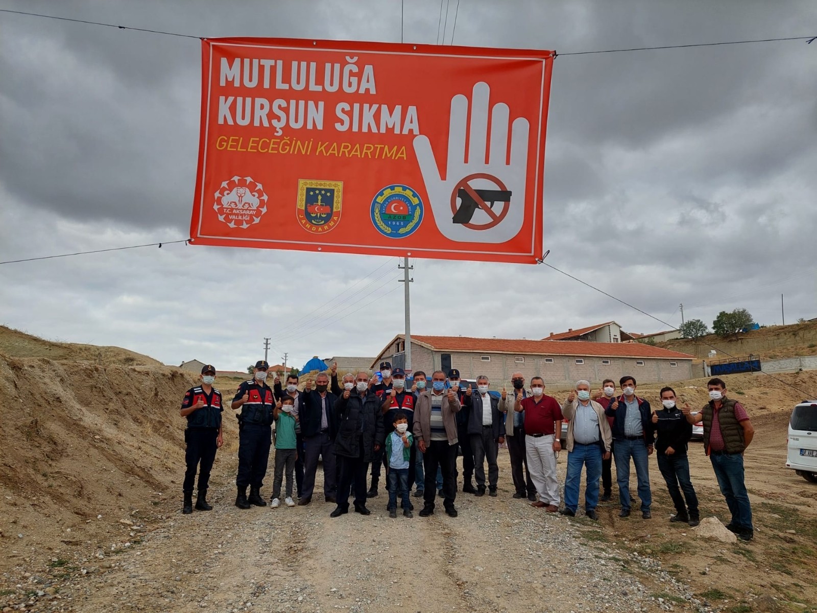 Jandarmadan, “Mutluluğa Kurşun Sıkma, Geleceğini Karartma” pankartı