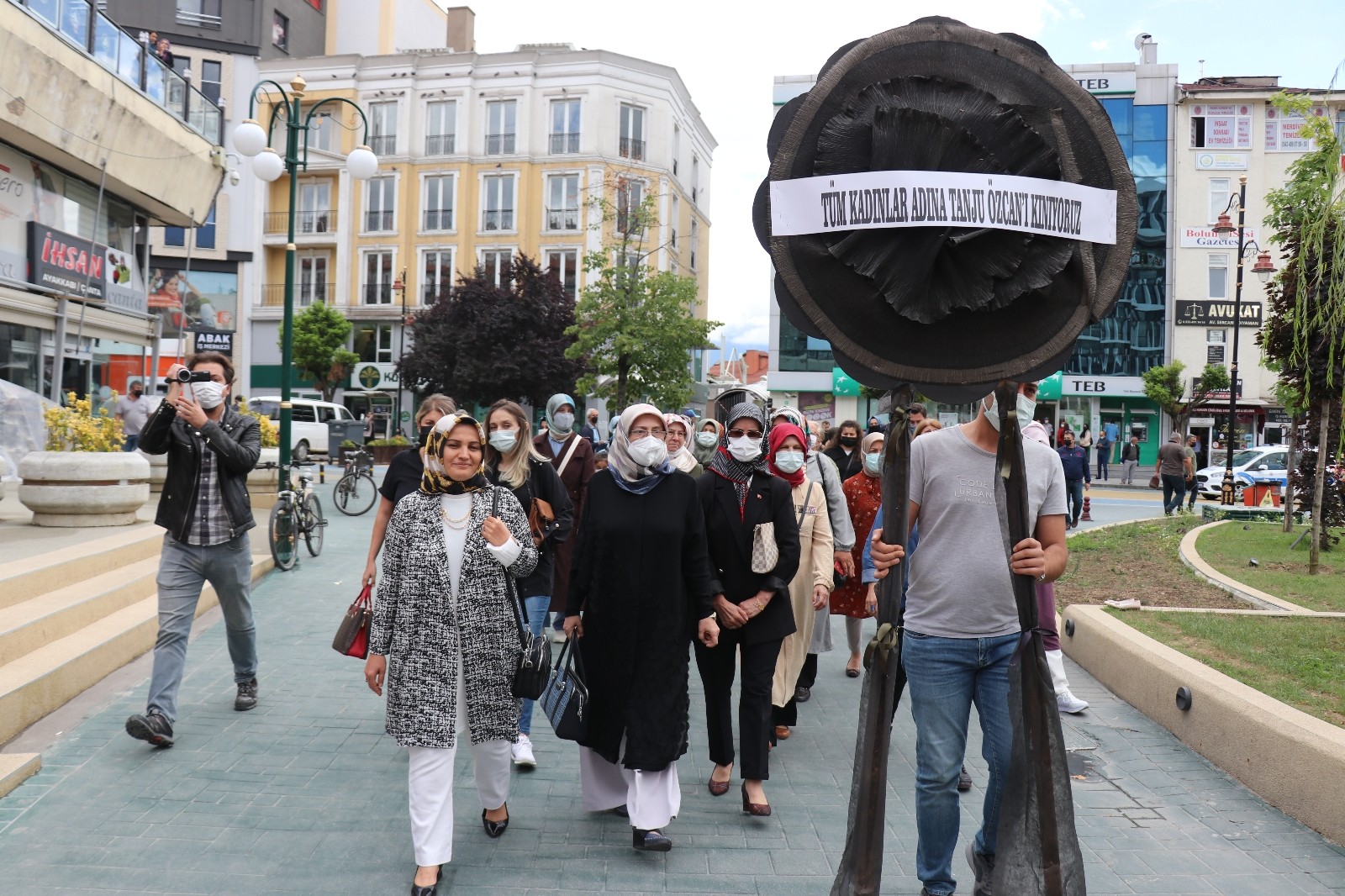 Kadınlardan Başkan Özcan’a siyah çelenkli protesto