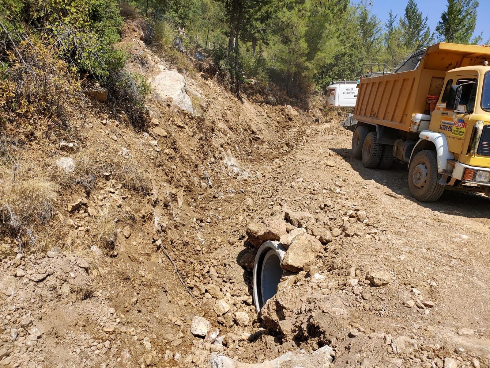 Kemer’de yayla yollarına bakım çalışması