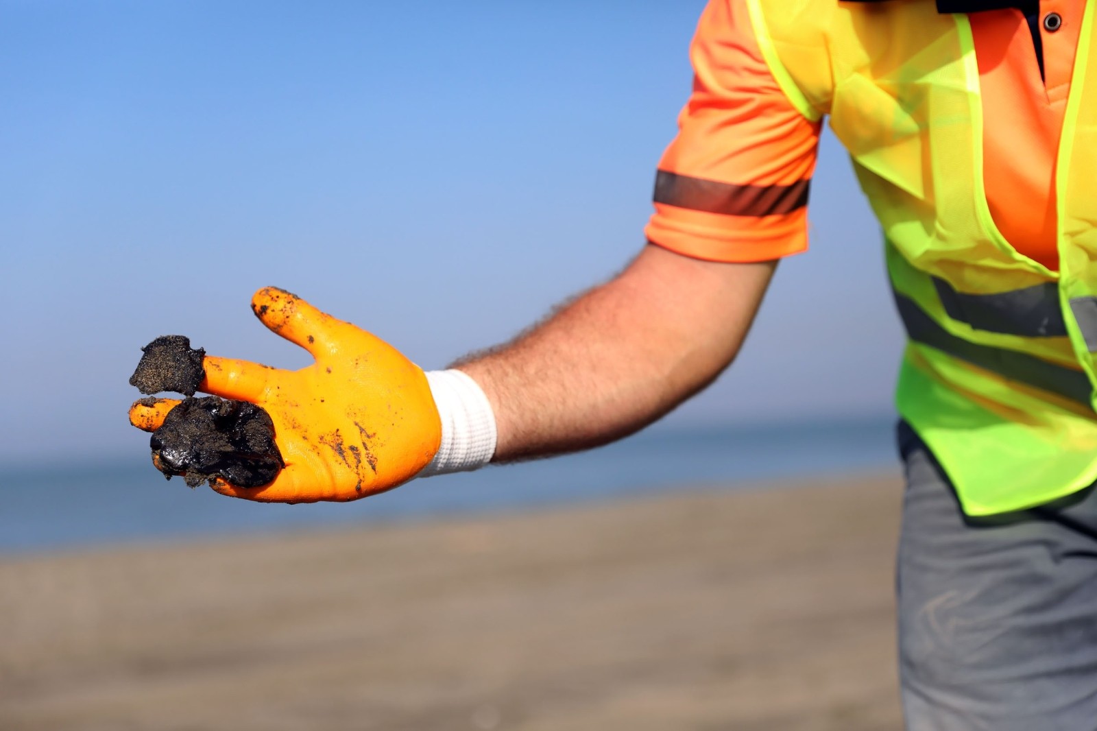 Mersin sahillerinde petrol temizliği sürüyor