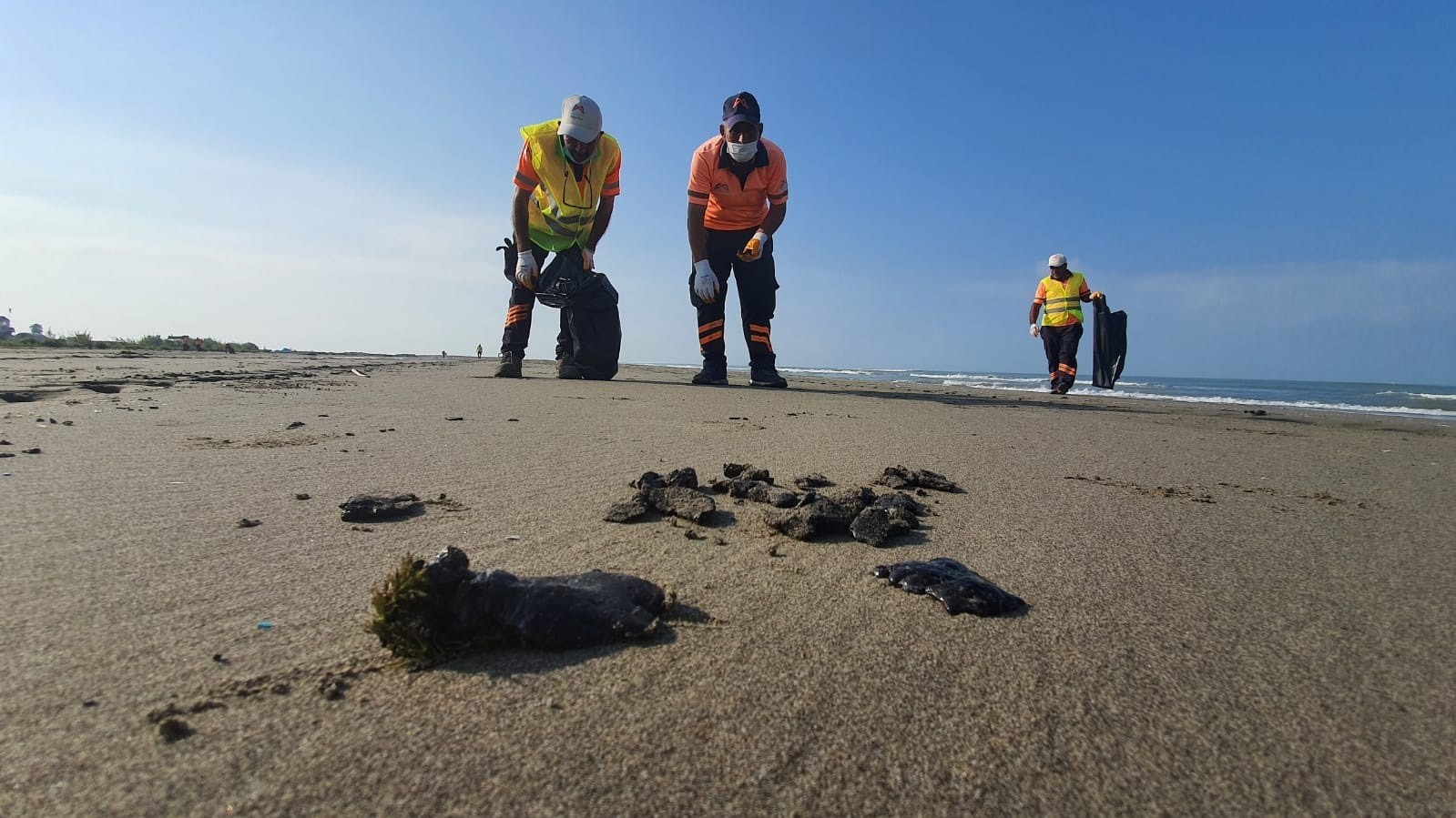 Mersin sahillerinde Suriye kaynaklı petrol sızıntısına karşı temizlik yapıldı