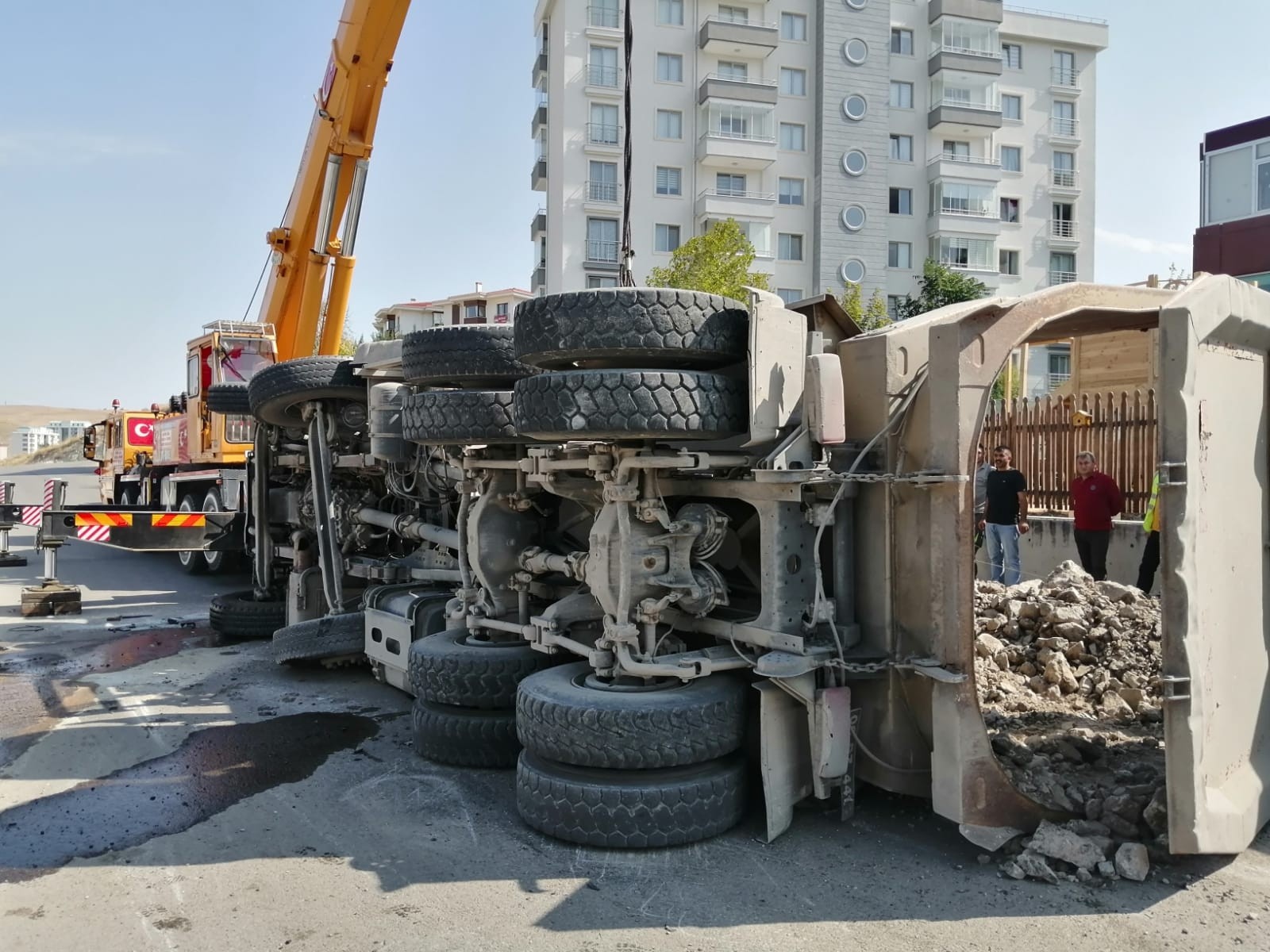 Rampa aşağı giderken devrilen hafriyat kamyonu 2 aracı biçti