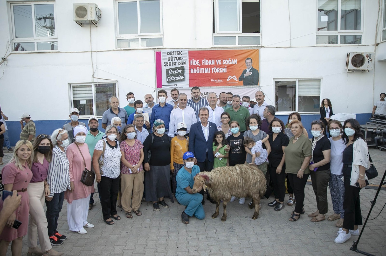 Seçer, Anamur’da koyun, keçi ve avokado fidanı dağıtım törenine katıldı