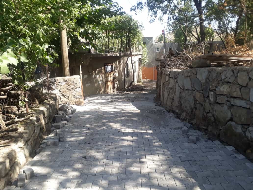 Şenoba Belediyesinden belde içine istinat duvarlarının ardından parke taşı döşeme çalışmaları
