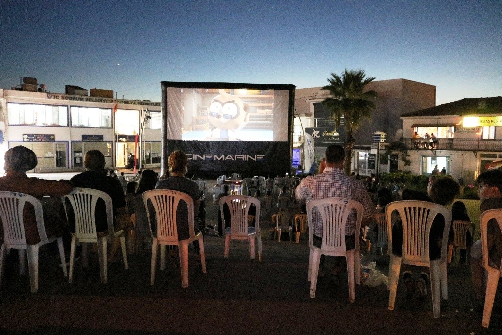 Yanan köyün meydanında çocuklar için sinema kuruldu