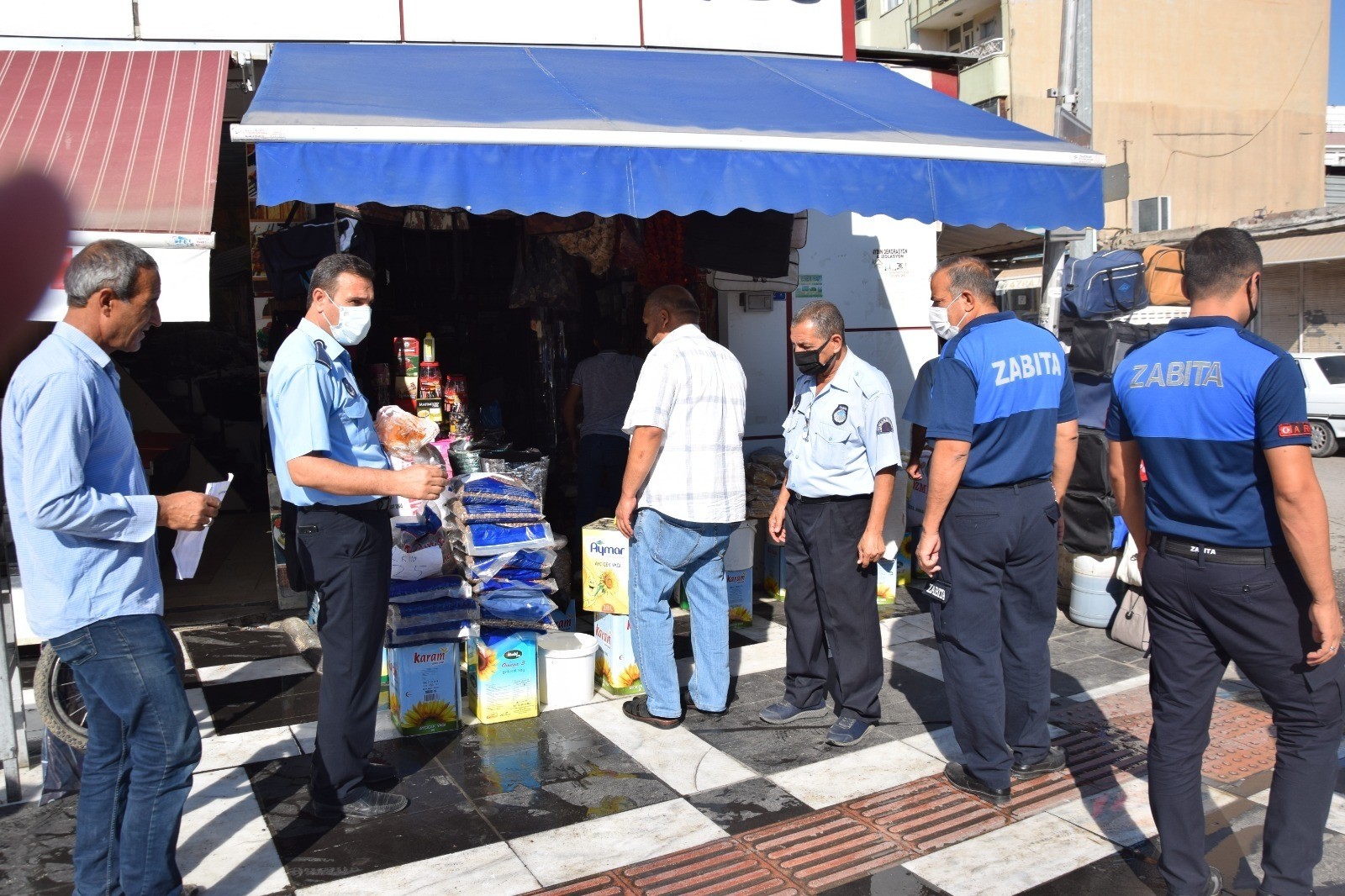 Zabıta ekiplerinden kaldırım işgali denetimi