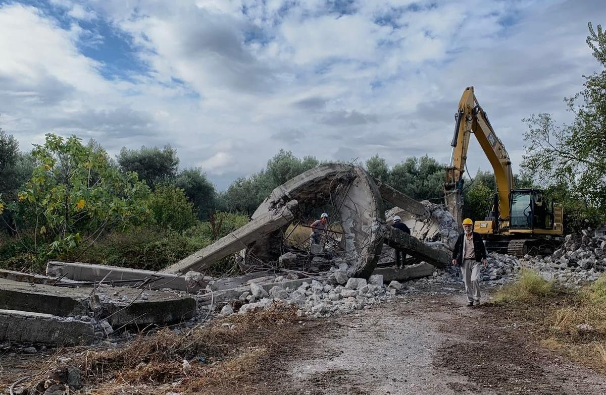 46 yıllık su kulesine kontrollü yıkım