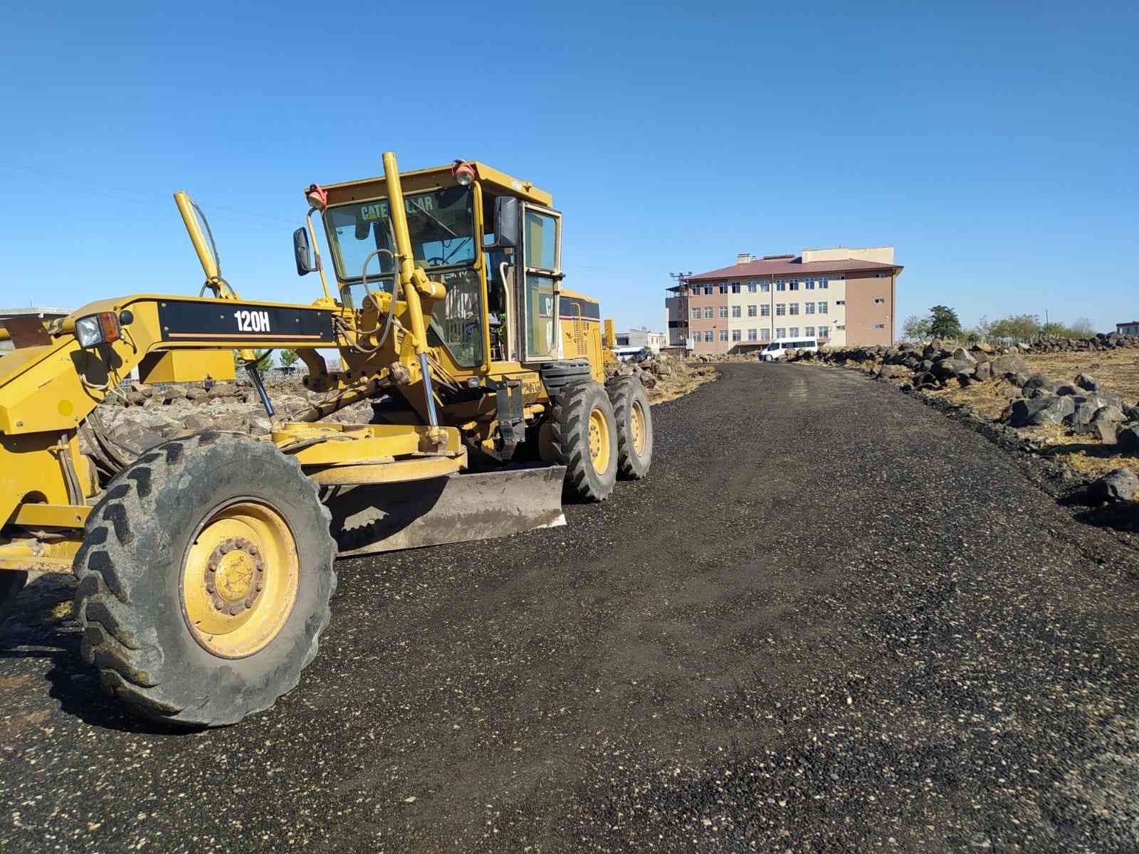 Bağlar Belediyesi bir kırsal mahalleyi daha asfalt yolla tanıştırdı