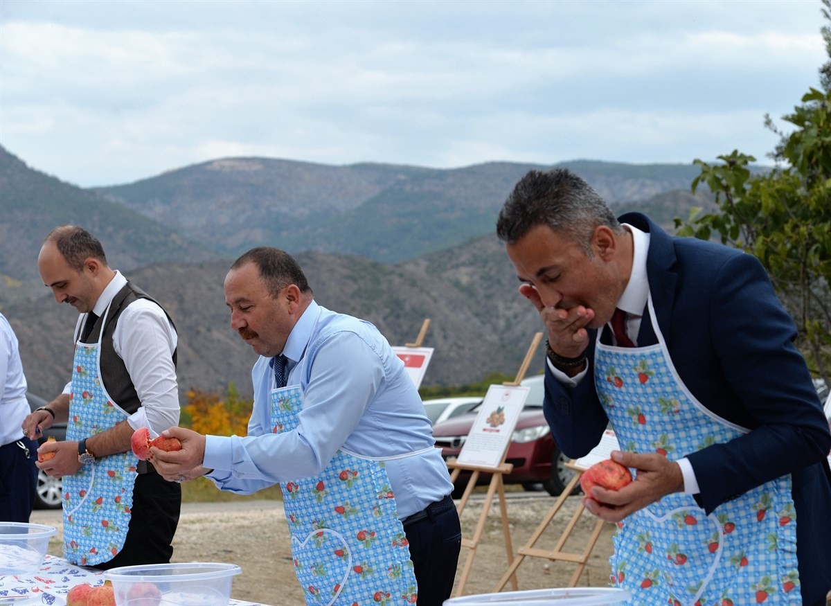 Belediye başkanları ’Nar yeme’ ve ’Nar suyu sıkma’ yarışmasında kıyasıya yarıştı