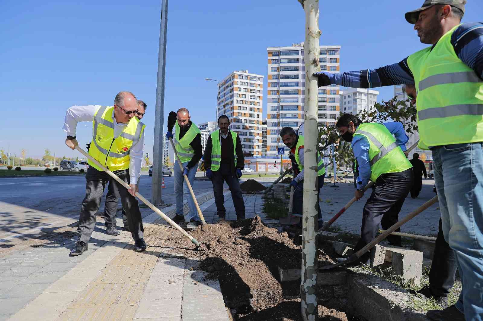 Bilgin 5 bin ağacı toprakla buluşturdu