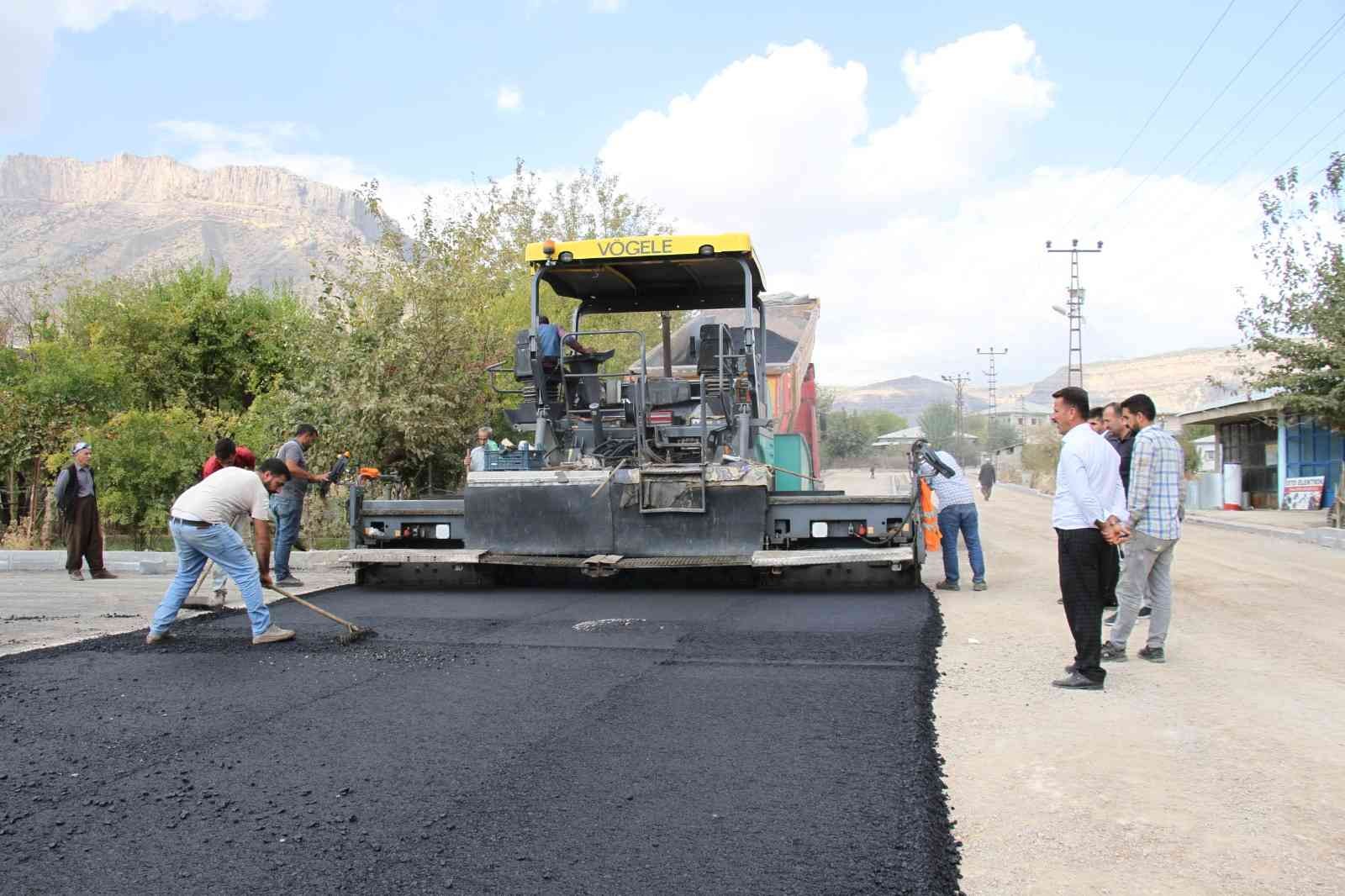 Derecik ilçesi sıcak asfalta kavuştu