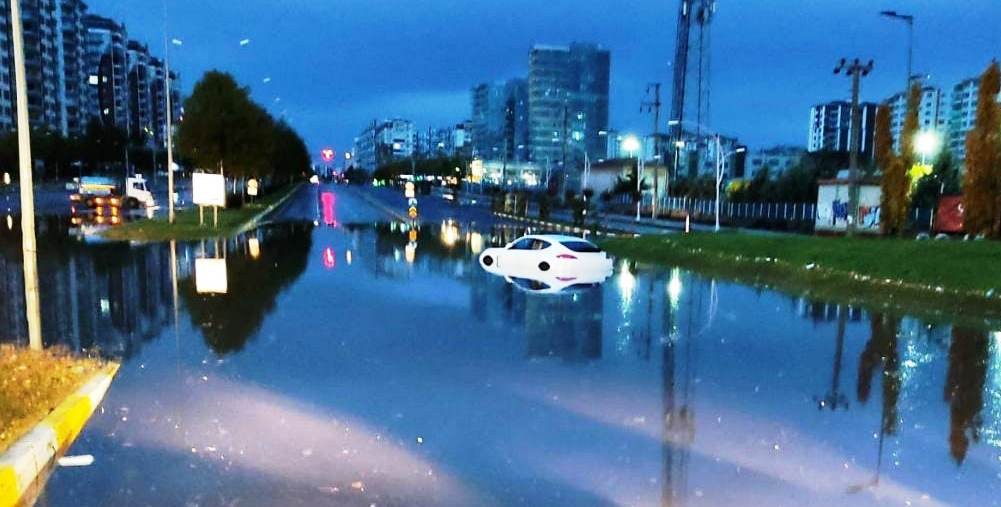 Diyarbakır’da yollar göle döndü, araçlar mahsur kaldı