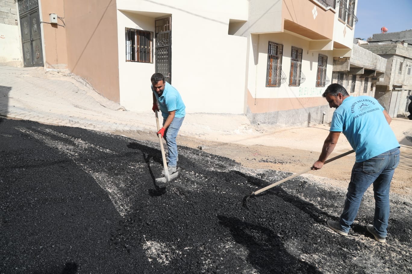 Eyyübiye’de caddeler asfaltlanıyor
