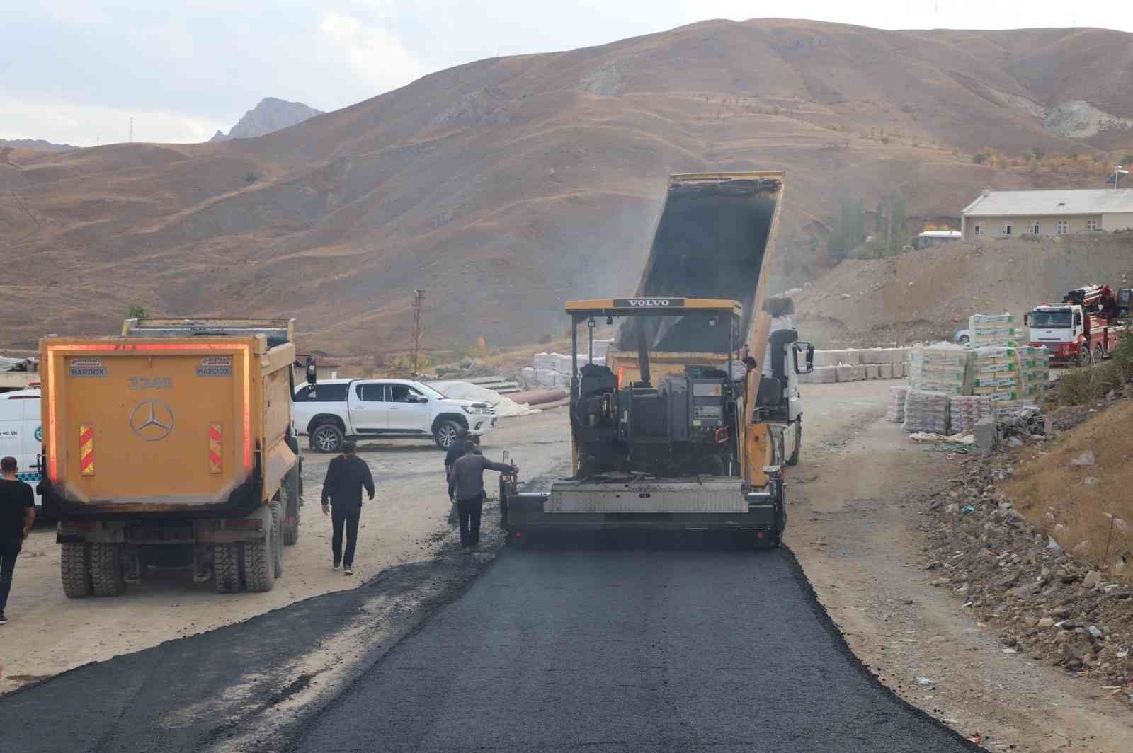 Hakkari’de asfalt çalışması