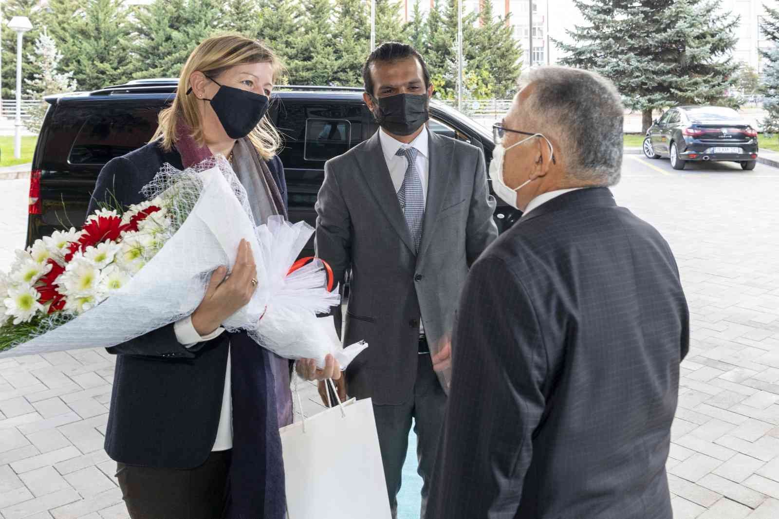 İngiliz müsteşar Kayseri Büyükşehir Belediyesi’ni ziyaret etti