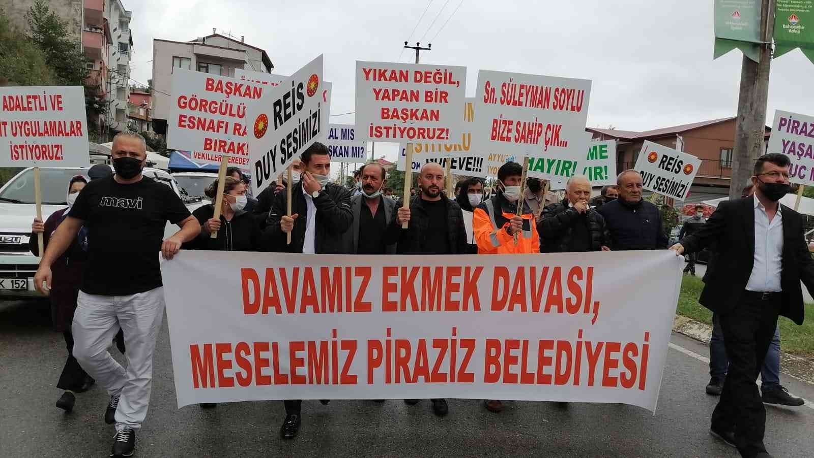 İşyerleri belediye tarafından haksız yere mühürlendiğini iddia eden esnaf ilçede davullu zurnalı protesto yürüyüşü yaptı