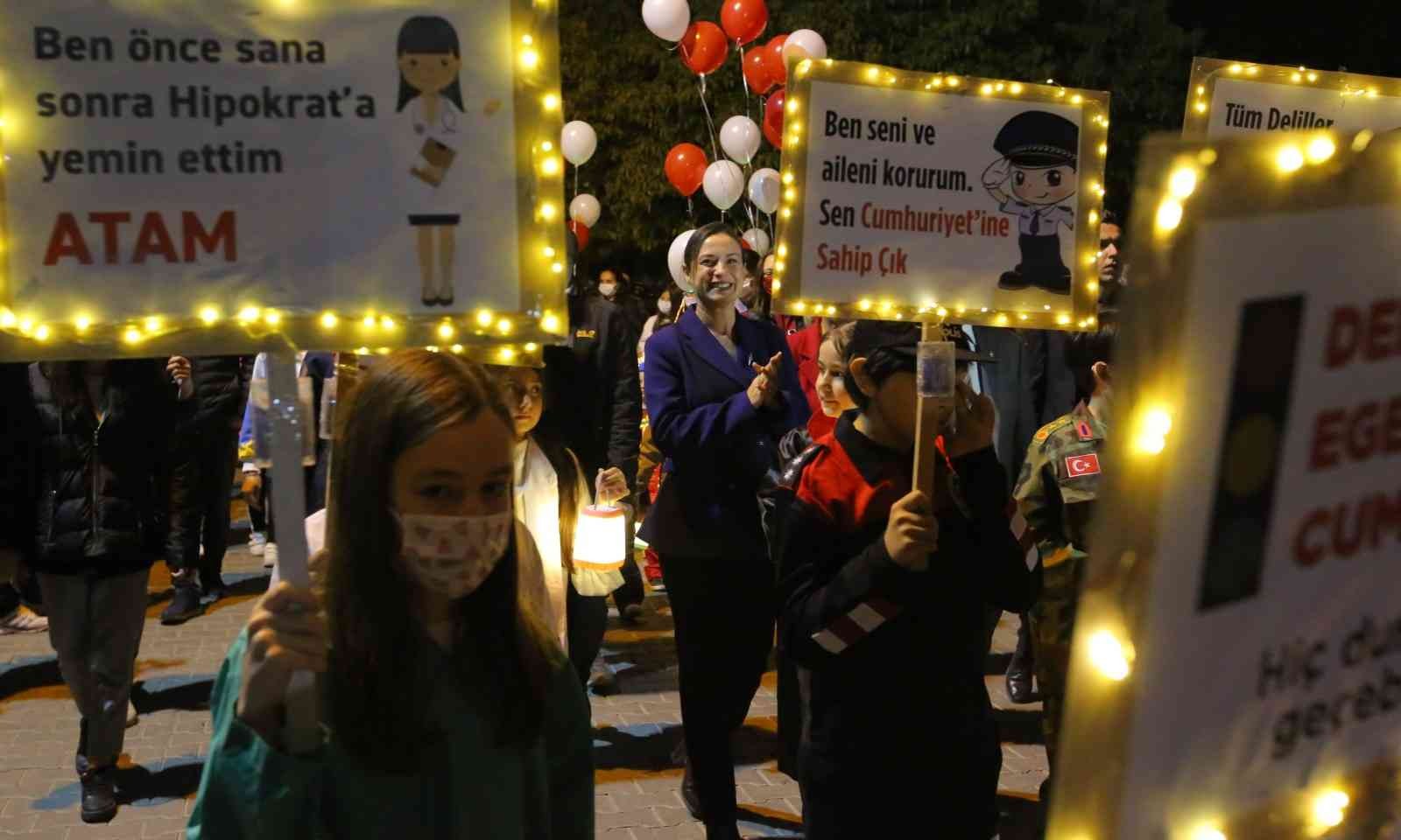 İzmir’in ilçelerinde Cumhuriyet coşkusu gece de sürdü