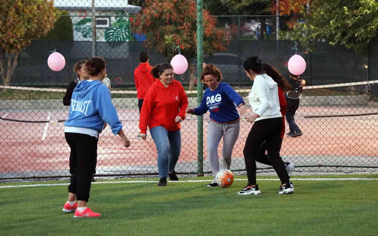 Kadınlar meme kanserine dikkat çekmek için futbol oynadı