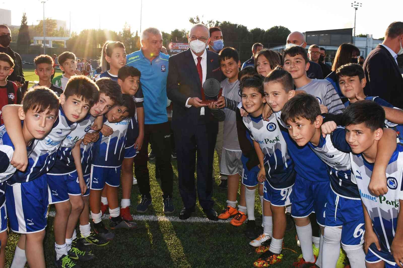 Manisa U12 Cumhuriyet Futbol Şenliği’ne görkemli kapanış