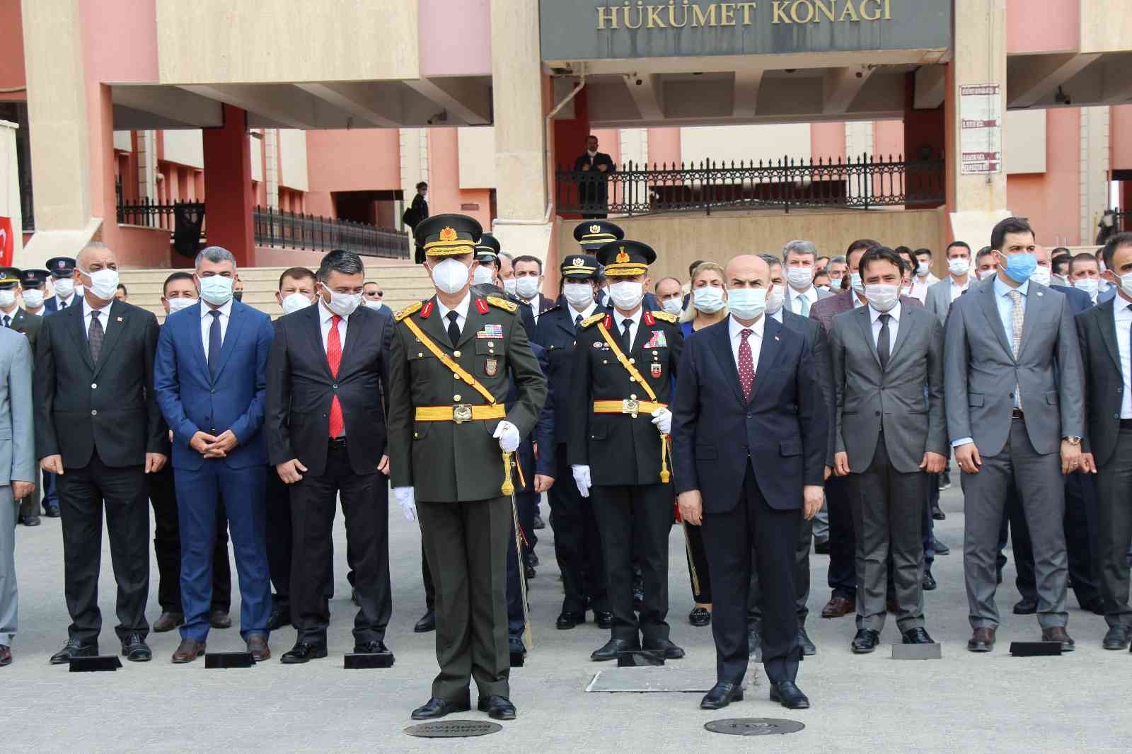 Mardin’de 29 Ekim Cumhuriyet Bayramı coşkusu çelenk sunma töreniyle başladı