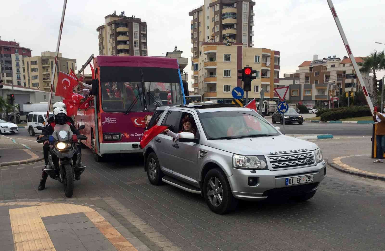 Polisten engelli çocuklara kortejli bayram kutlaması