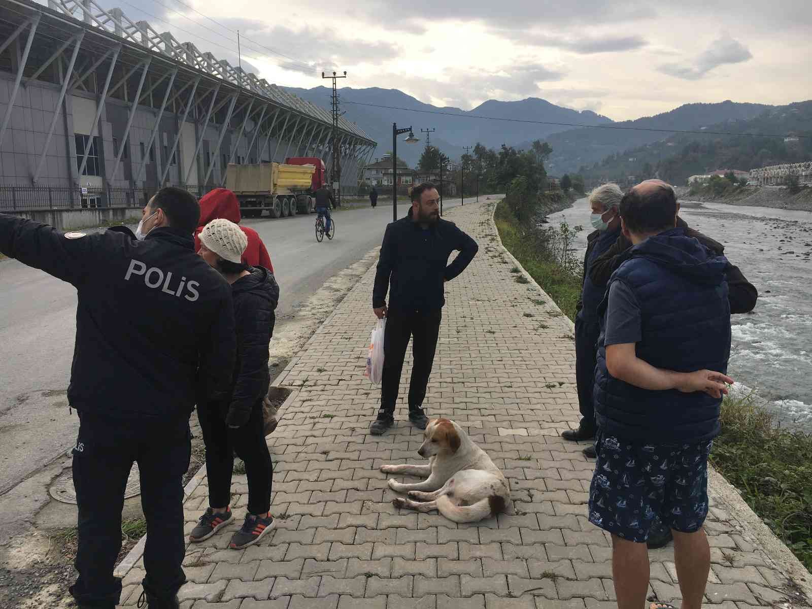 Silahla vurulan sokak köpeği için vatandaşlar ve polis seferber oldu