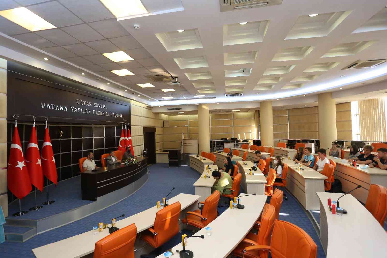 Tütüncü, yabancı konukları ağırladı