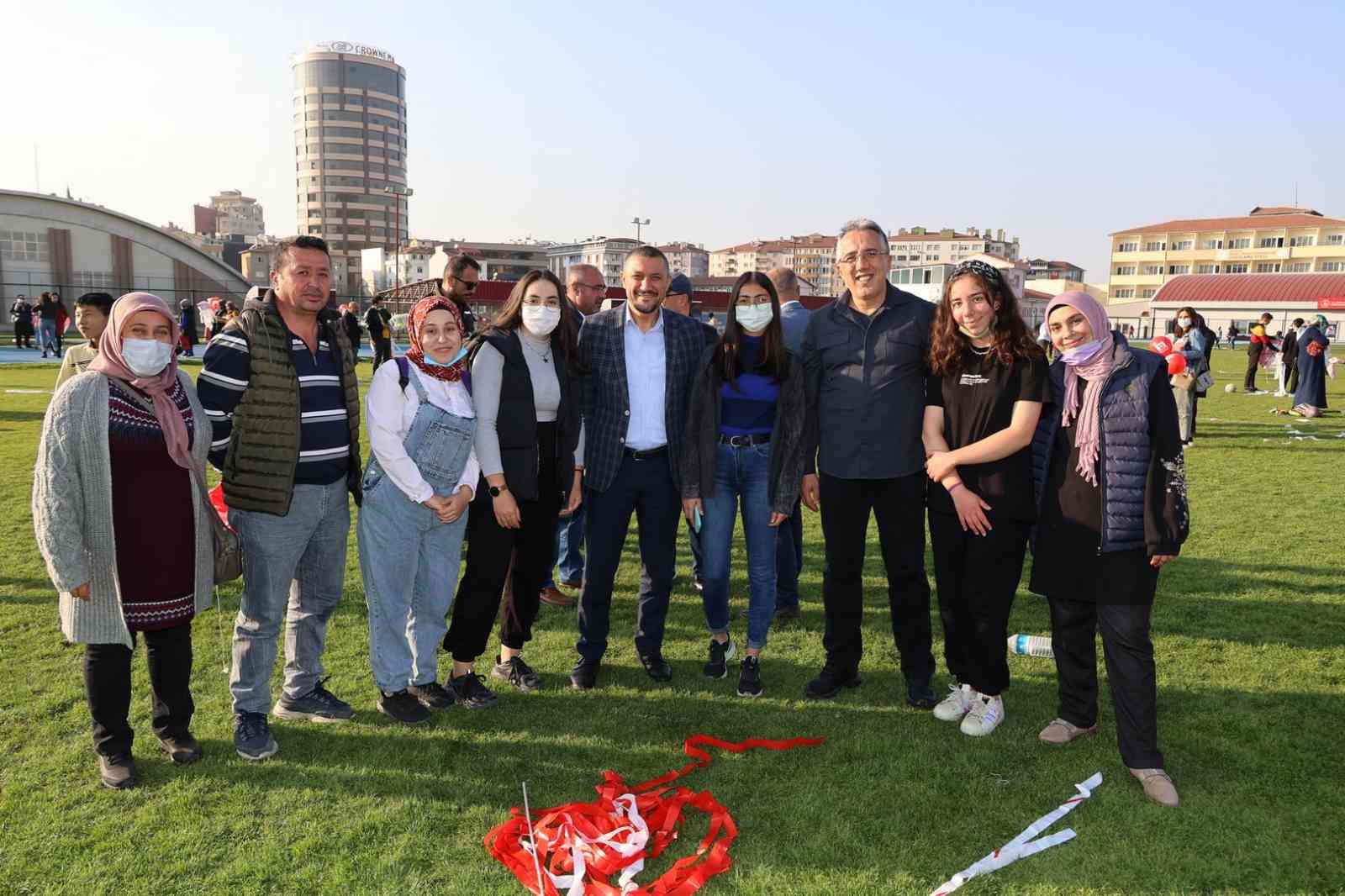 Ucurtma şenliği renkli görüntülere sahne oldu