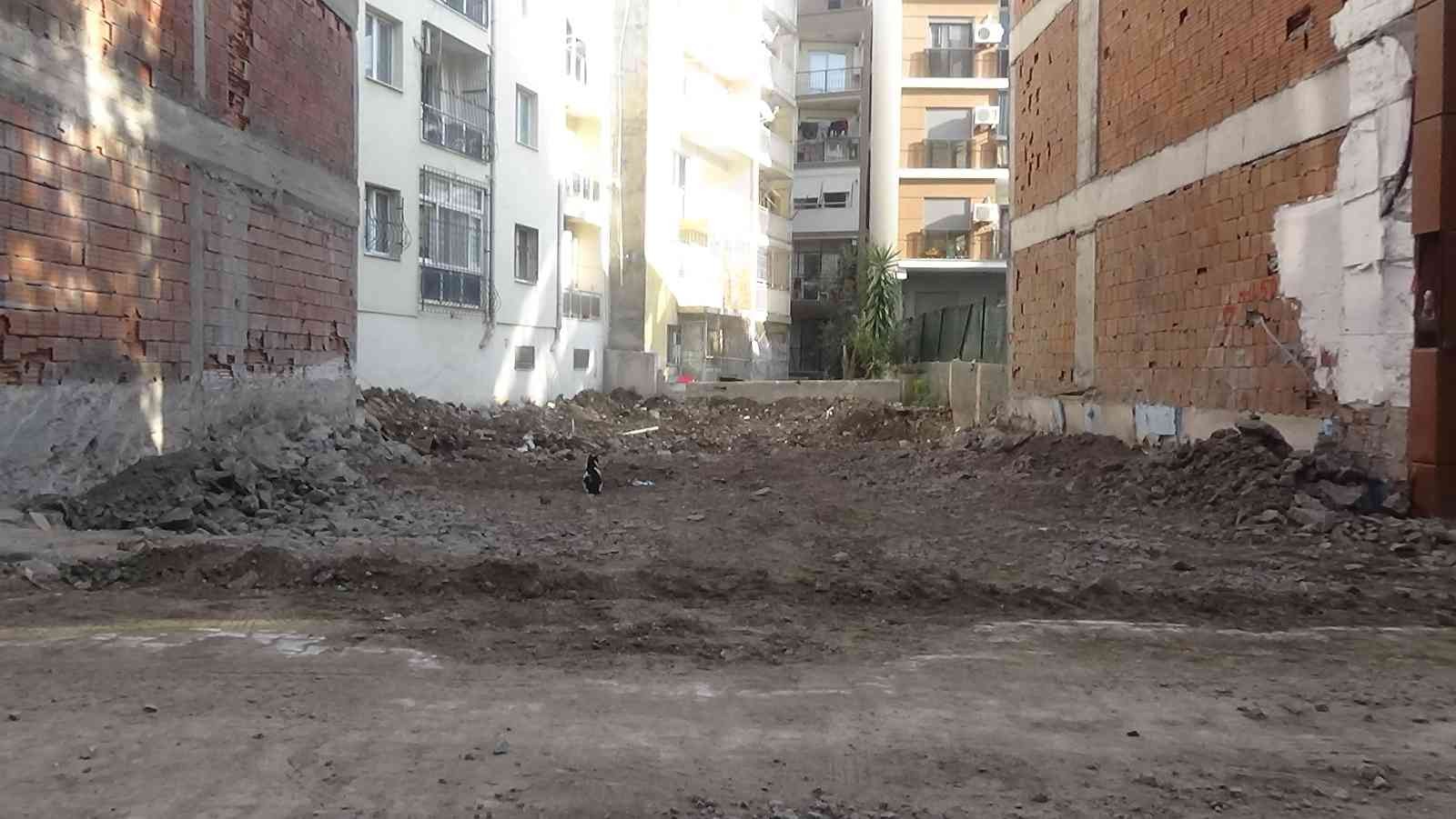 5 binayı boşalttıran kazı: Çatıya çıktıklarında fayansların ayrıldığını gördüler