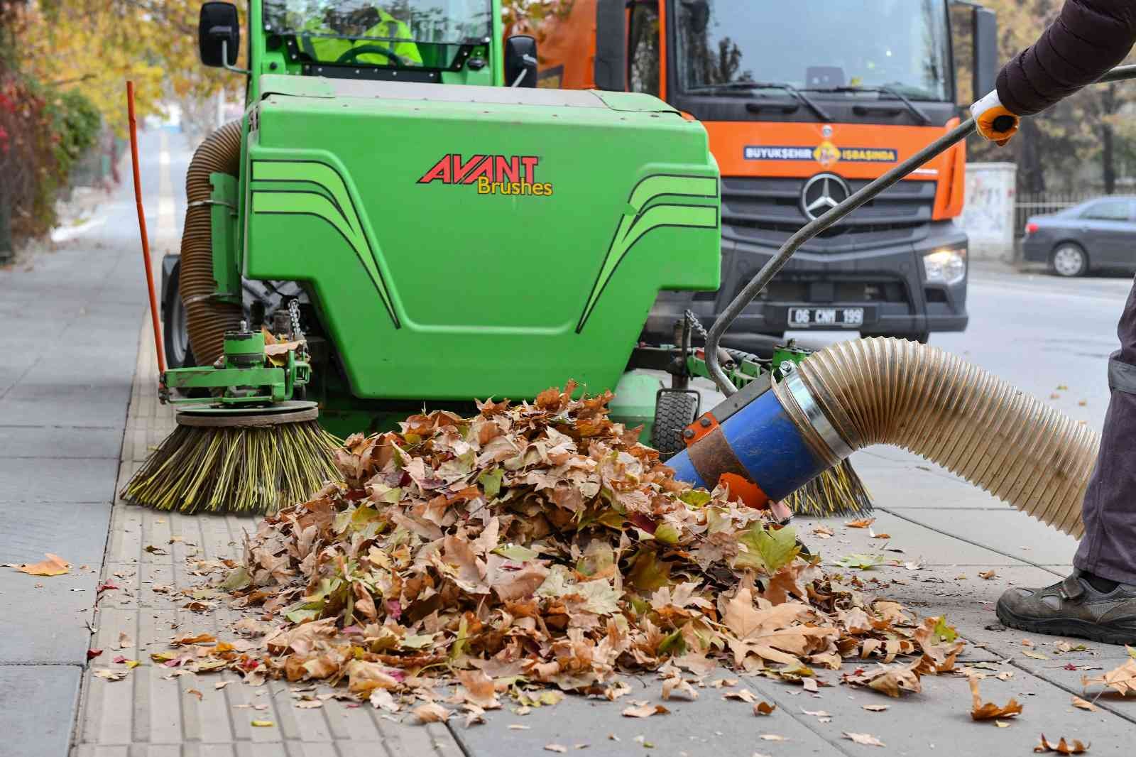 Ağaçlardan dökülen yapraklar için 650 belediye personeli görevde