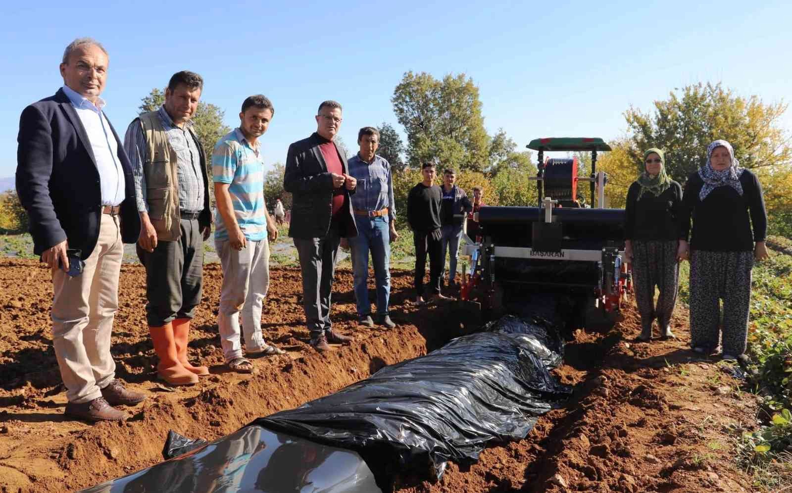 Alaşehir’de çilek üreticilerini sevindiren hizmet: Bir günlük işi iki saatte yapıyor