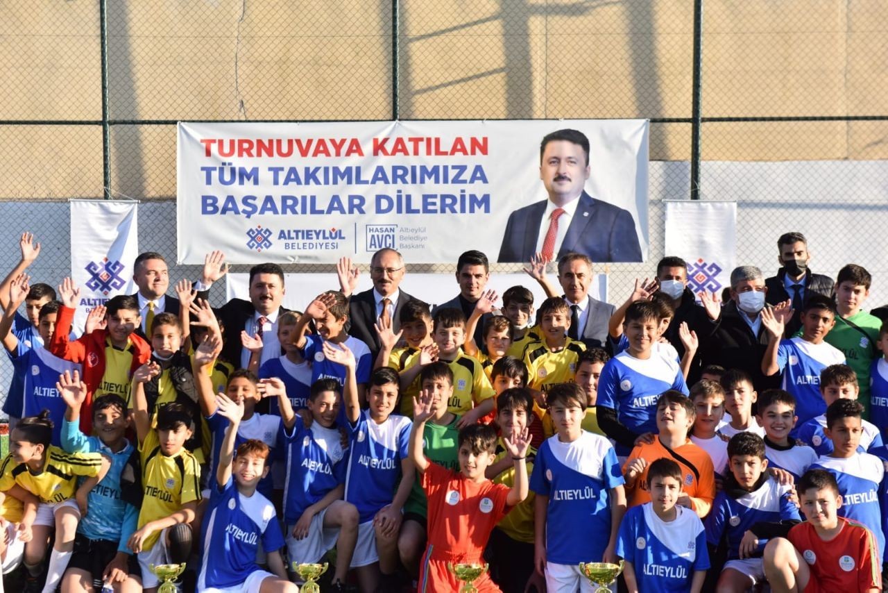 Altıeylül Çocuk Futbol Turnuvası’nda ödül töreni