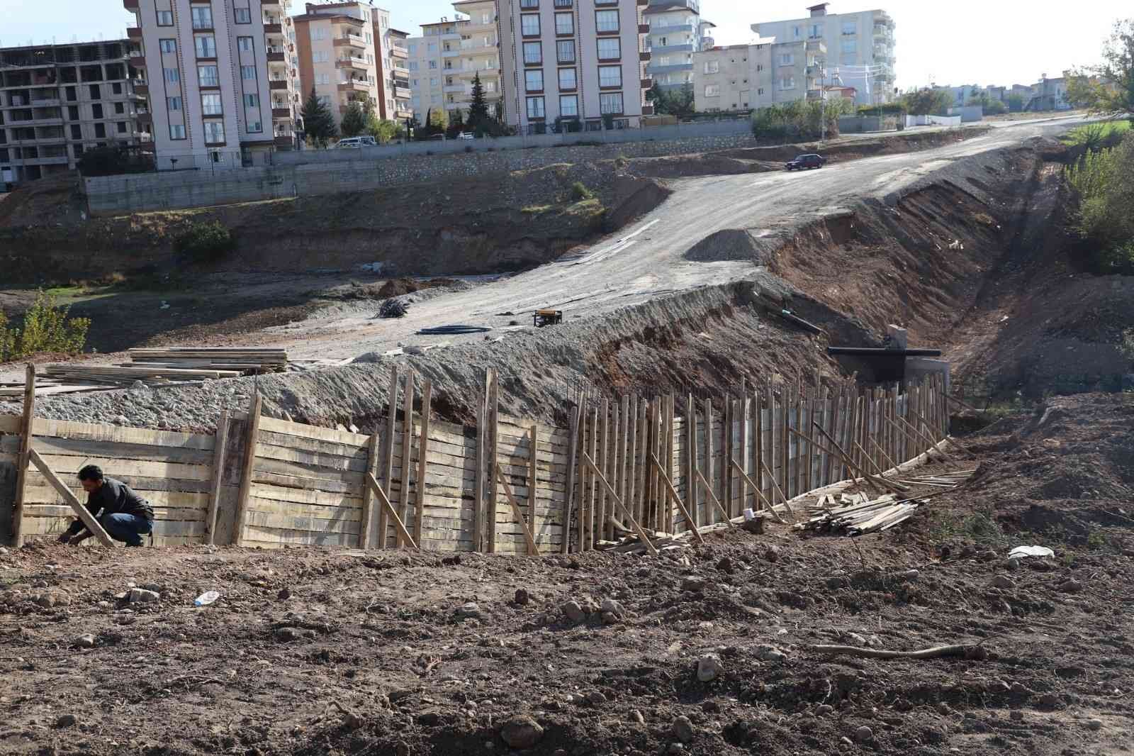 Arikent Deresi yol yapım çalışmaları hızla devam ediyor