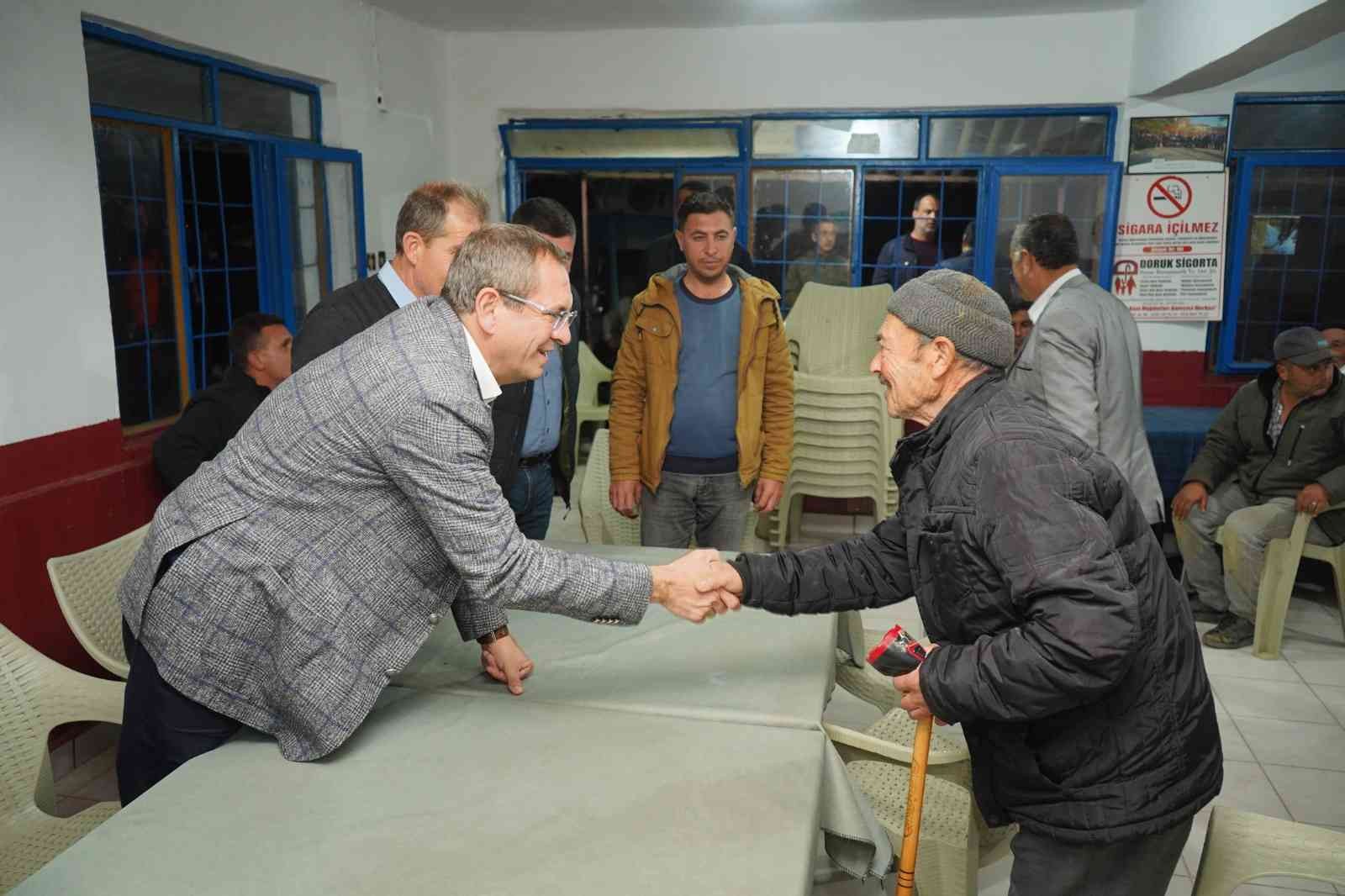 Ayvalık Belediye Başkanı Ergin, mahalle ziyaretlerinde coşkuyla karşılanıyor