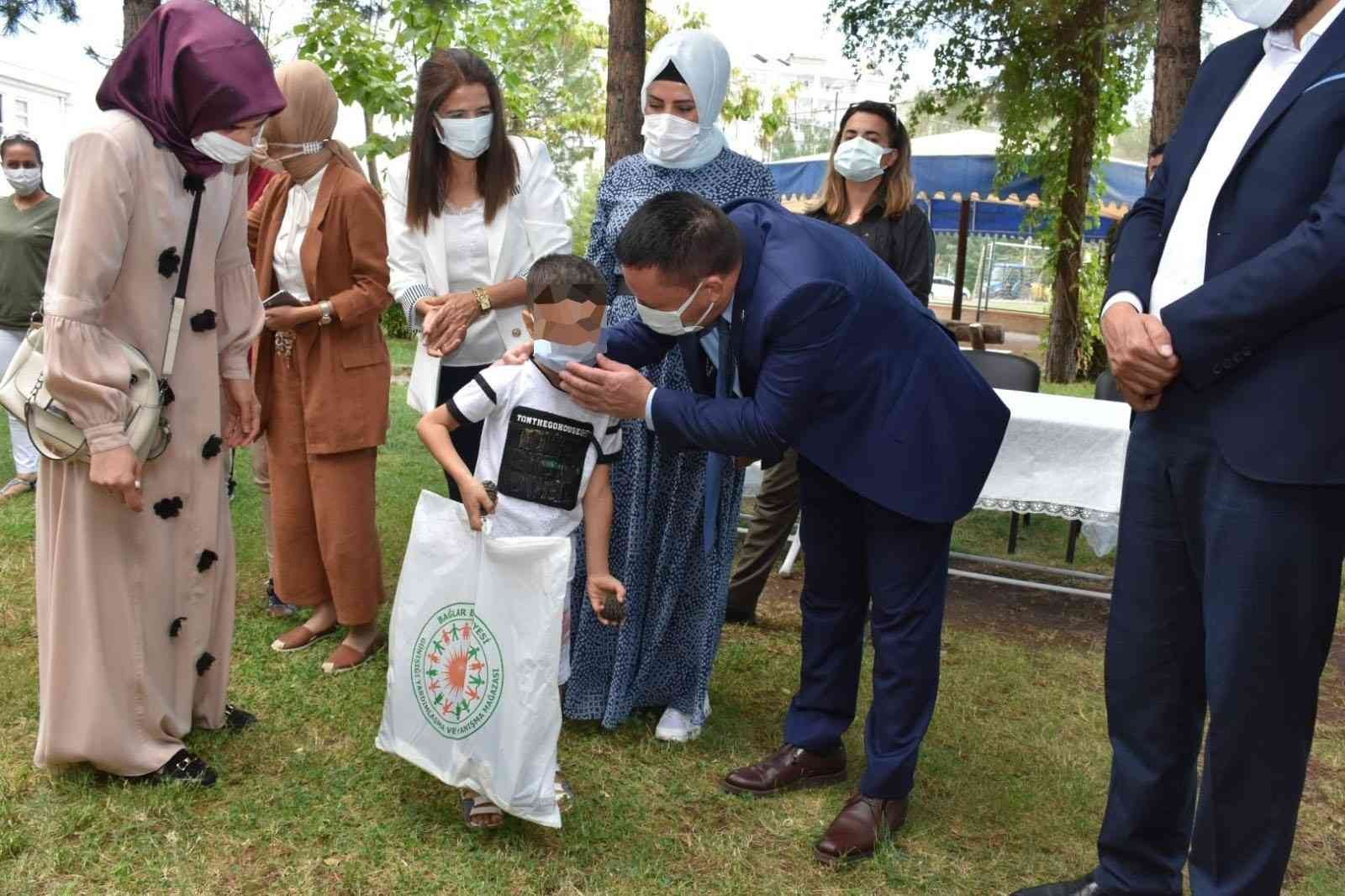 Bağlar Belediyesi bedenleri giydirdi, yürekleri ısıttı