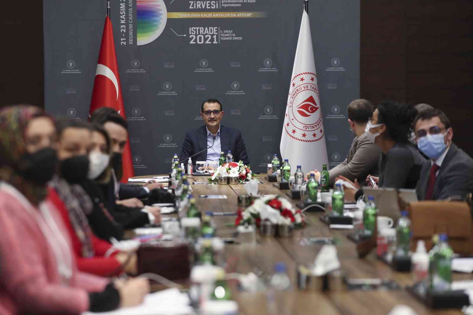 Bakan Dönmez: “Elektrikte olduğu gibi doğal gazda da kademeli bir tarife üzerine çalışıyoruz”