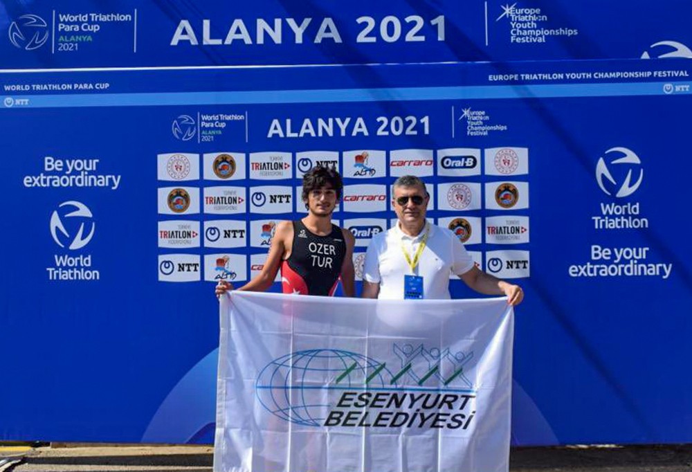 Başkan Bozkurt, Paratriathlon’dan başarıyla dönen Özer’i tebrik etti