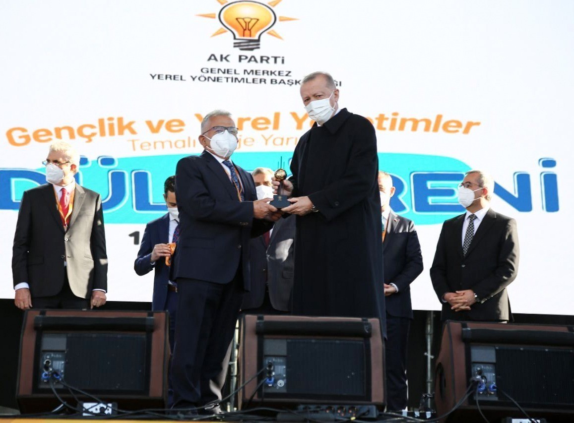 Başkan Büyükkılıç, Cumhurbaşkanı Erdoğan’ın elinden bir ödül daha aldı