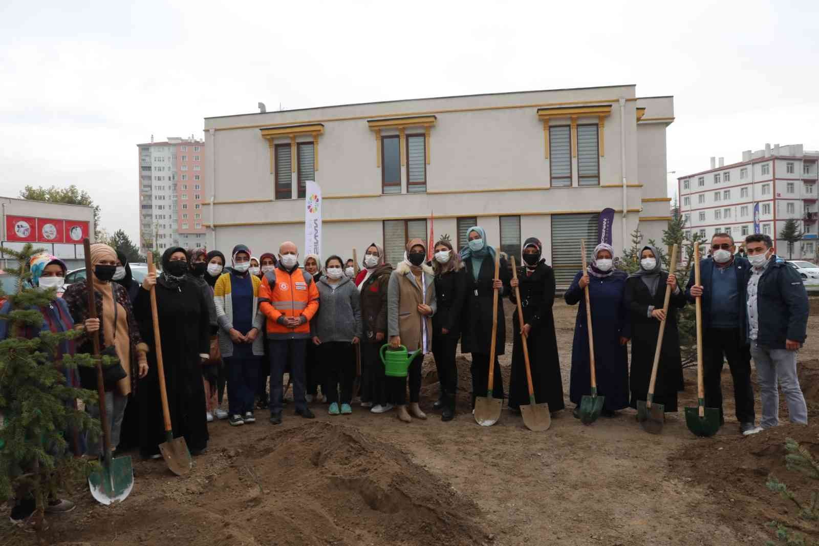 Başkan Çolakbayrakdar, kursiyerlerle birlikte ağaç dikti